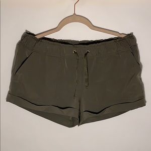 Guess soft and light weight cuffed shorts (M)